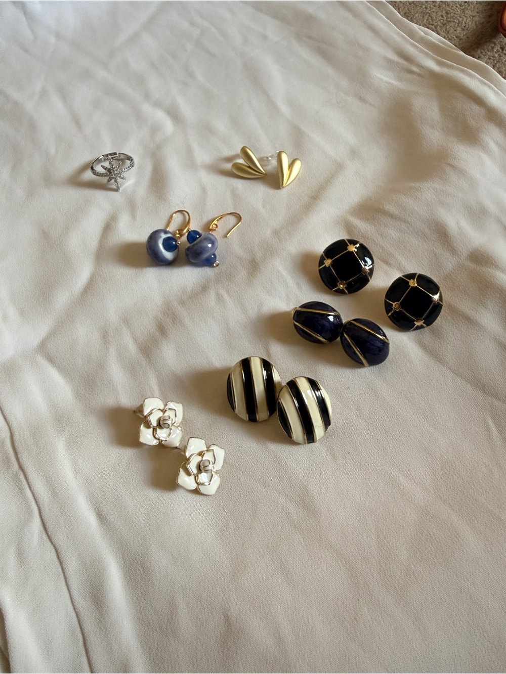 Bundle of earrings never used